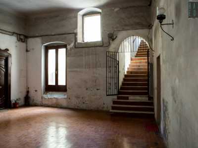 ...raggiungiamo il primo piano, ritrovandoci in uno spazioso ambiente con varie porte e finestre dal quale si snodano scale e corridoi che conducono ai differenti appartamenti